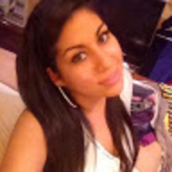 Meet your Posher, Damaris - Picture 1 of 1